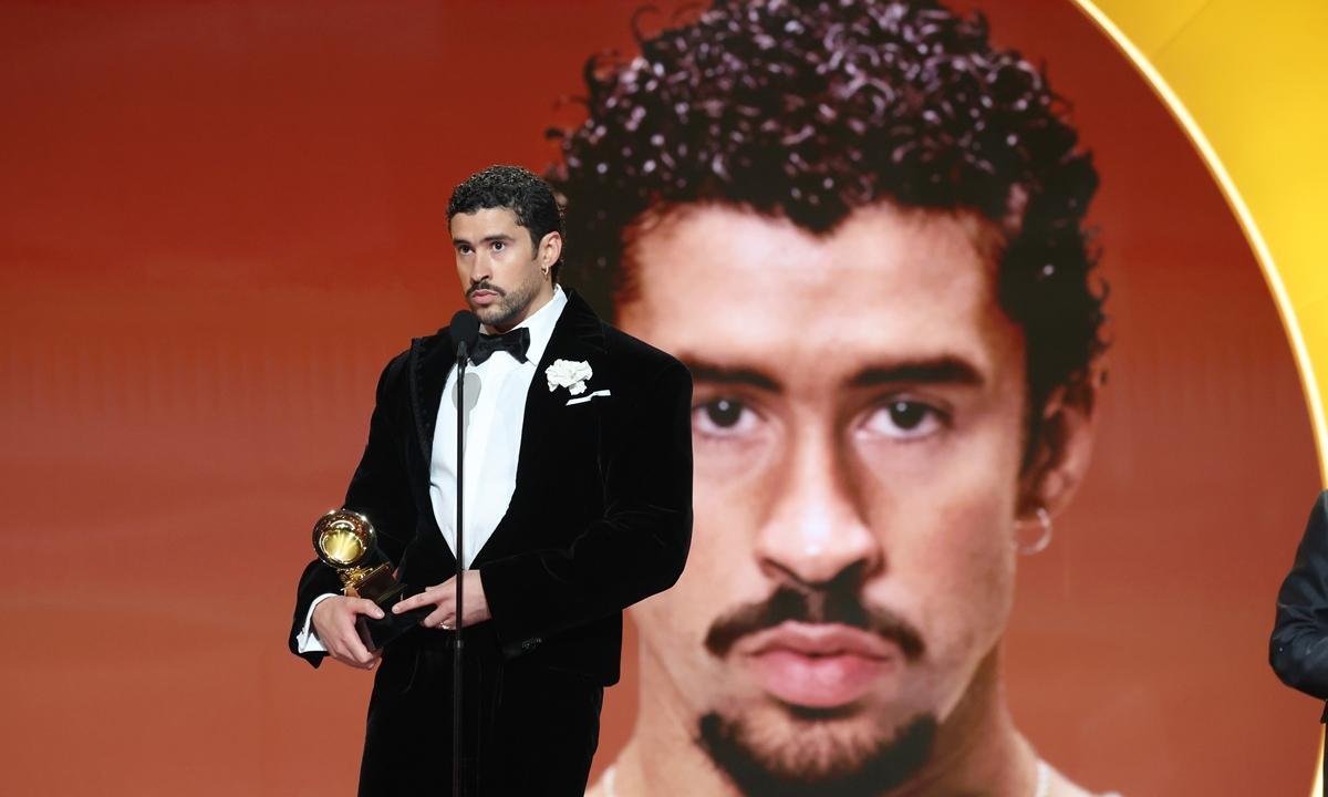 No Grammy, Bad Bunny protesta contra política de Trump: “Fora, ICE”