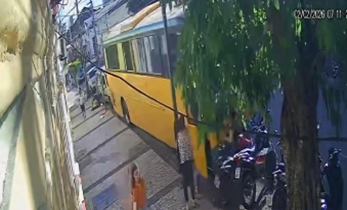Motorista de ônibus alcoolizado bate em coletivo no Recife | G1