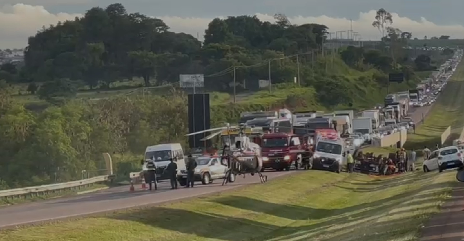 Caminhão carregado de esterco tomba e deixa dois feridos na SP-075 | G1