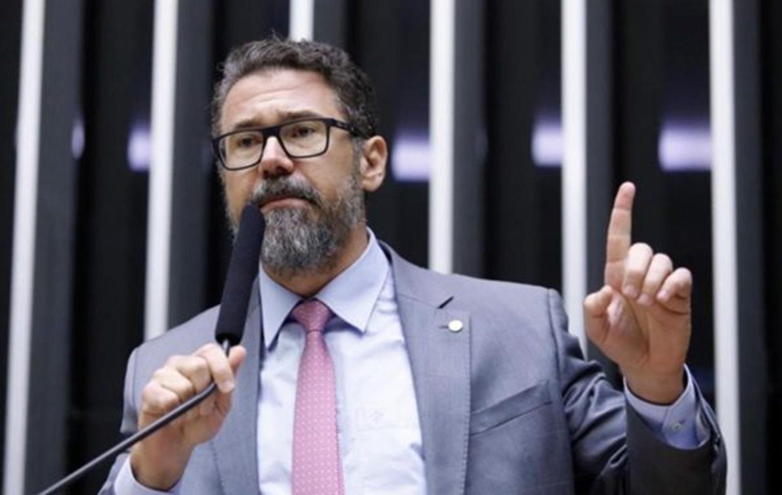 Deputado reage após aparecer em anotação de Flávio "pedindo 15 mi"