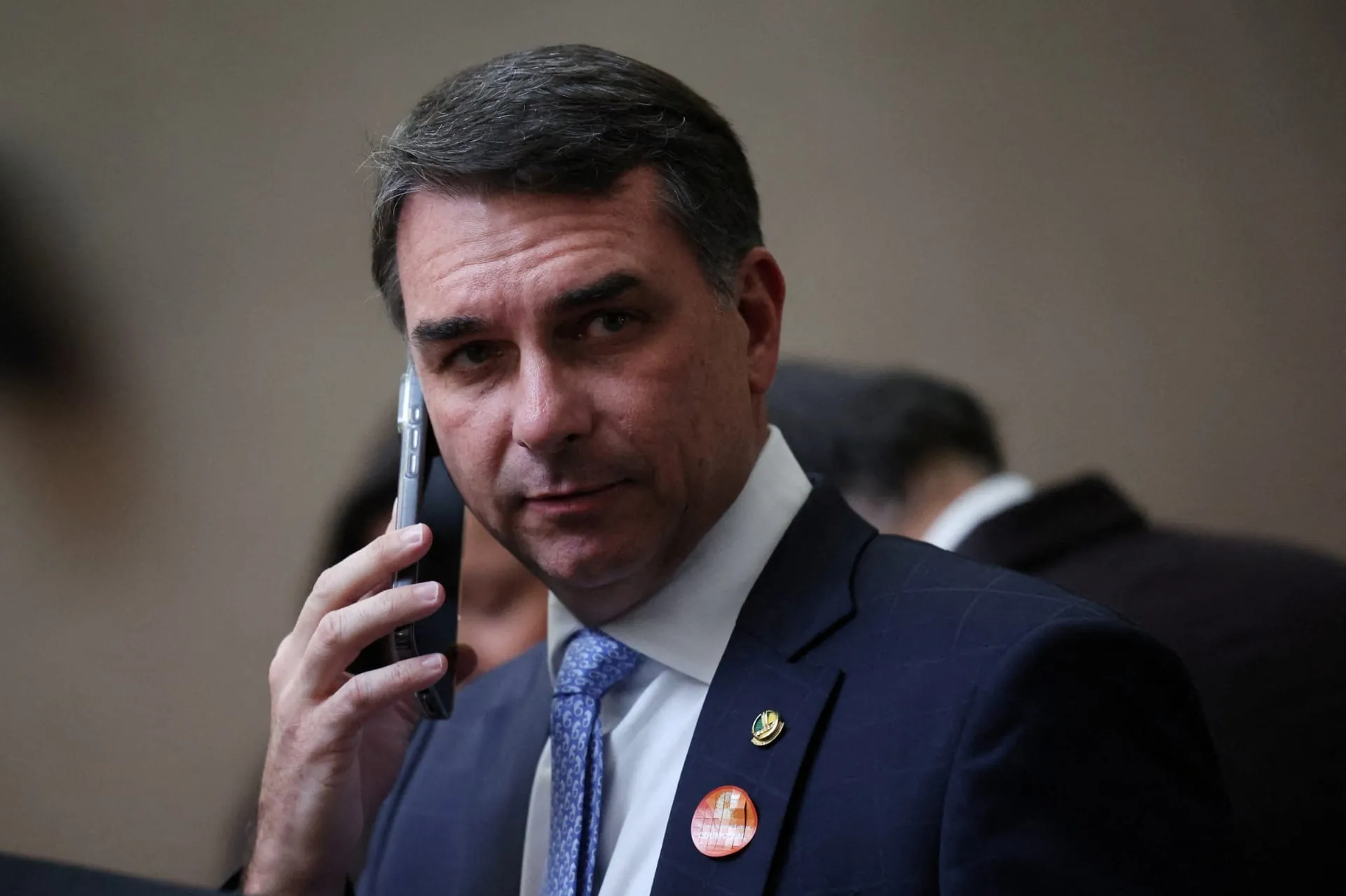 Defesa de Flávio Bolsonaro pede que Fachin retire Dino do caso 'Dark Horse'