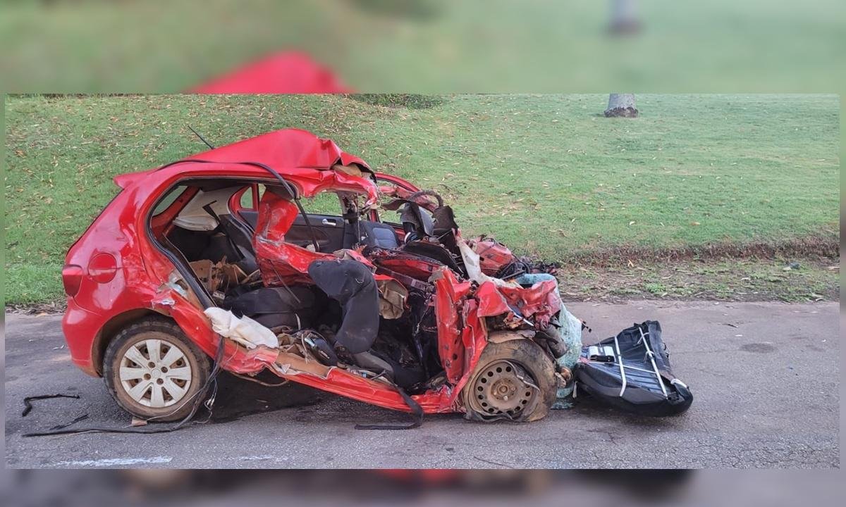 Cinco pessoas morrem após carro invadir a contramão e bater em carreta