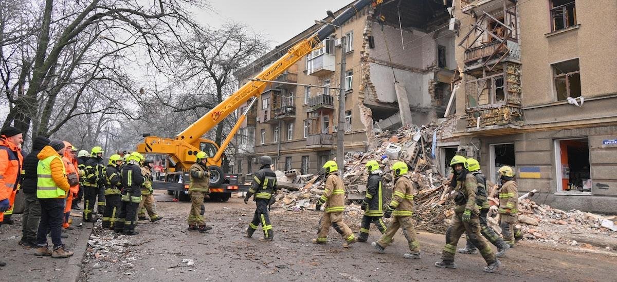 Bombardeio de drones russos fere crianças ucranianas e uma mulher grávida em Odessa