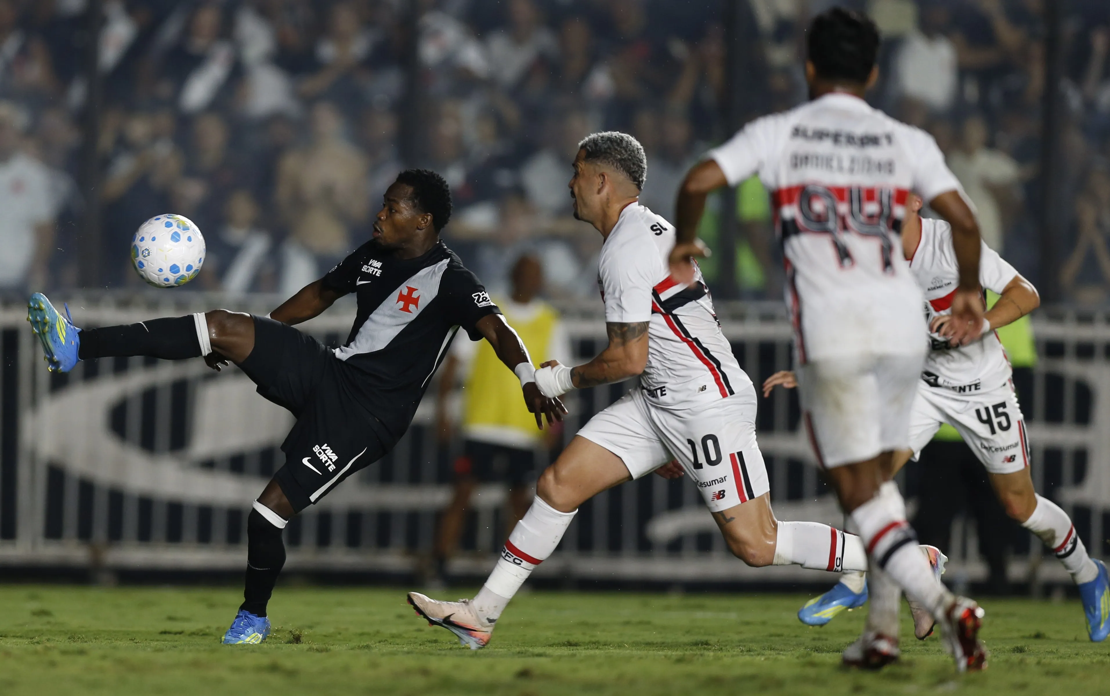 Vasco sai atrás, mas reage no segundo tempo e vence de virada o São Paulo, em São Januário, pelo Brasileiro