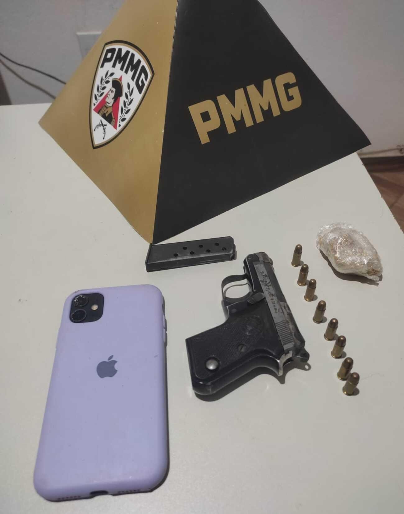 Mulher pula de moto em movimento durante perseguição e é presa com arma e porção de crack em MG | G1