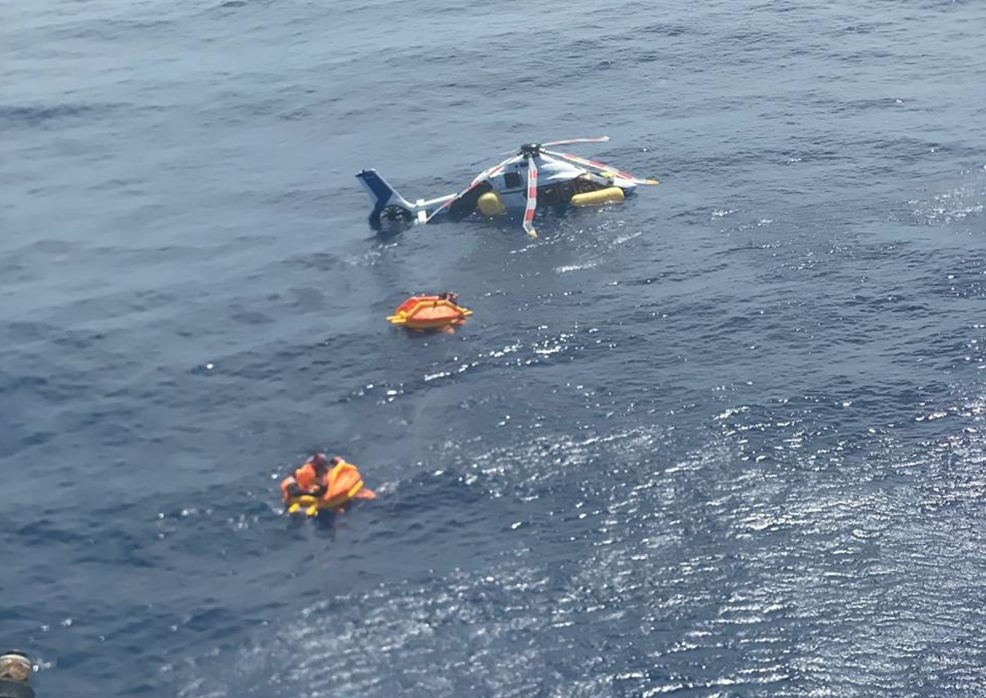 Investigação aponta quebra de peça do helicóptero que pousou no mar RJ | G1