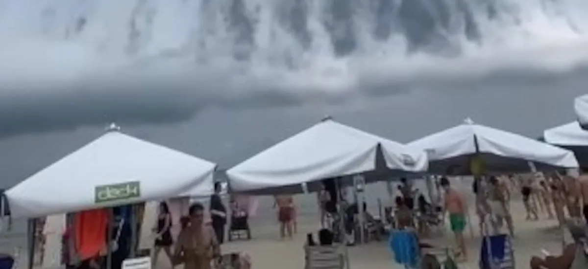 ‘Cena de filme’: nuvem assusta banhistas na Riviera de São Lourenço, litoral de SP; entenda fenômeno