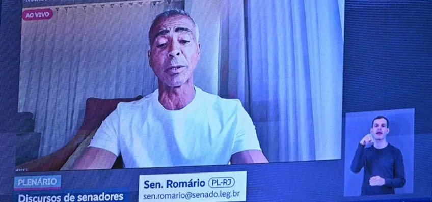 Após críticas, Romário abre mão do salário de senador durante Copa