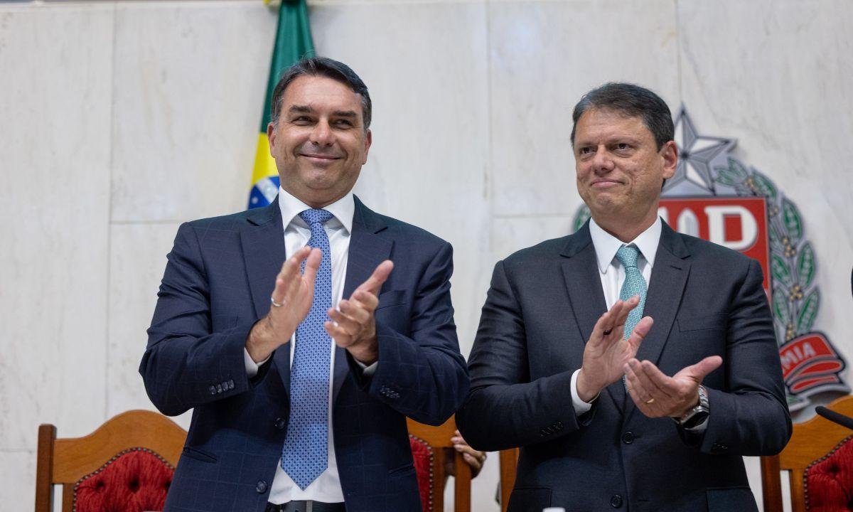 Tarcísio diz que Flávio "vai fazer a diferença" e unir oposição ao PT