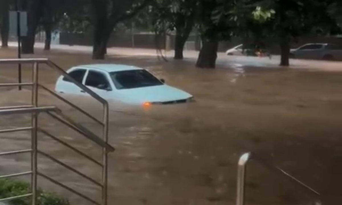 Rio Pomba transborda e deixa Cataguases (MG) debaixo d'água; vídeos