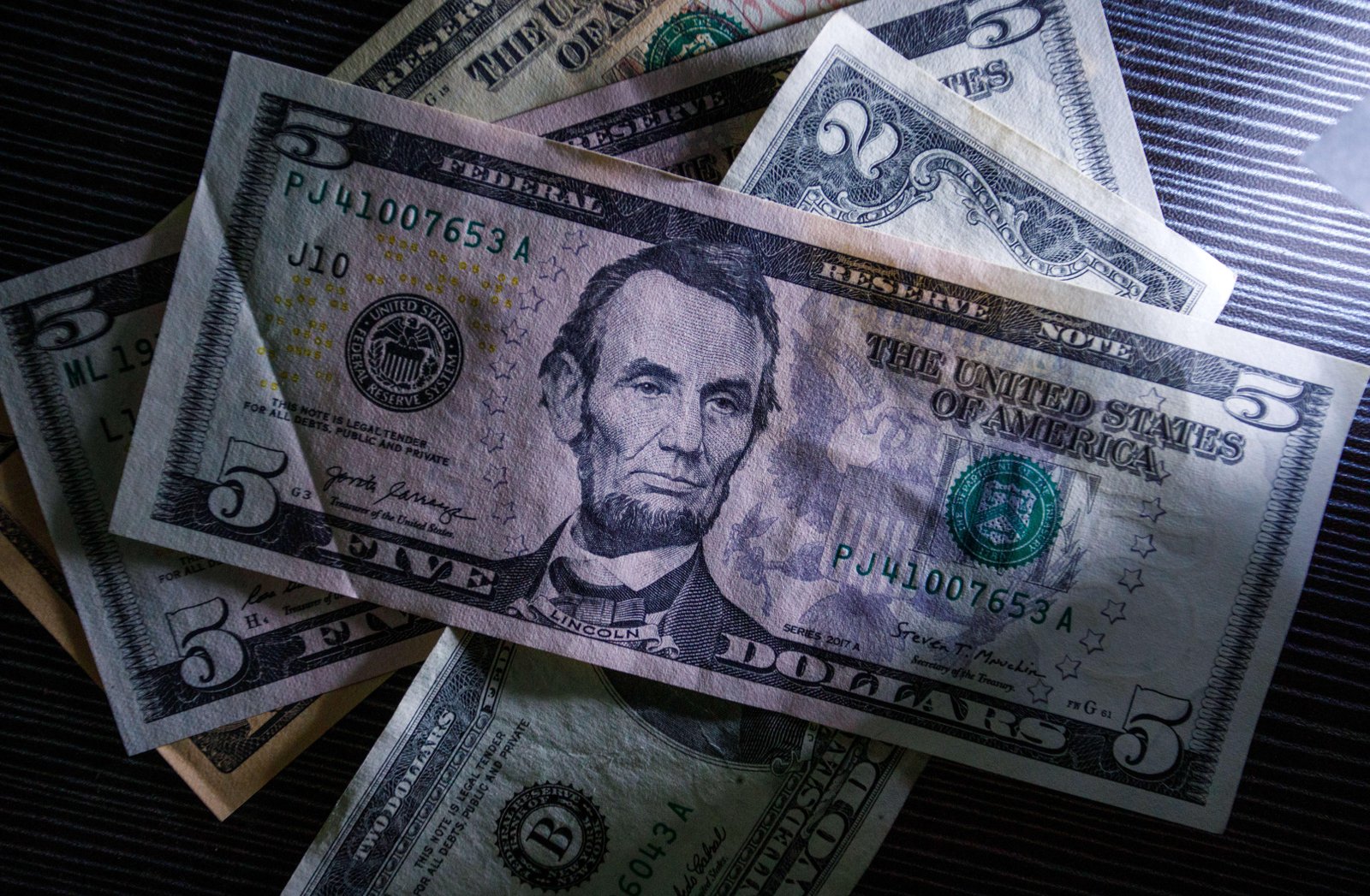 Dólar opera acima de R$ 5,30 e Bolsa cai mais de 4% com novos ataques no Irã e no Líbano