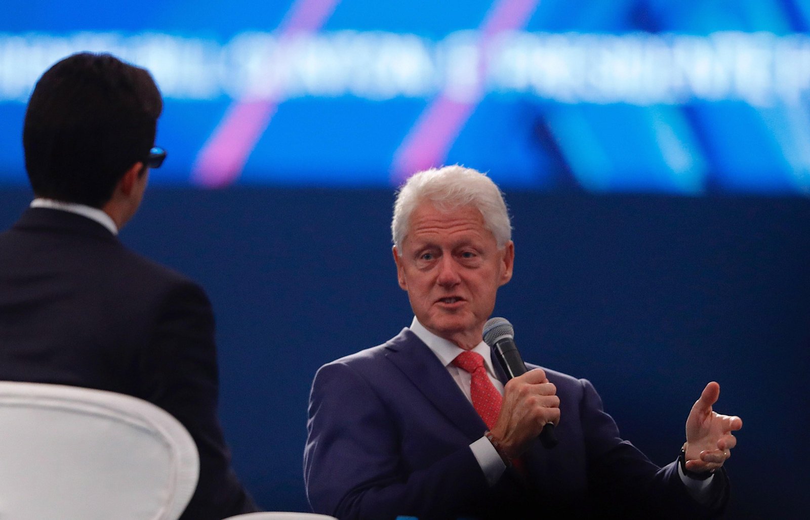 'Não vi nada e não fiz nada de errado': em depoimento, Bill Clinton nega ter conhecimento sobre crimes de Epstein