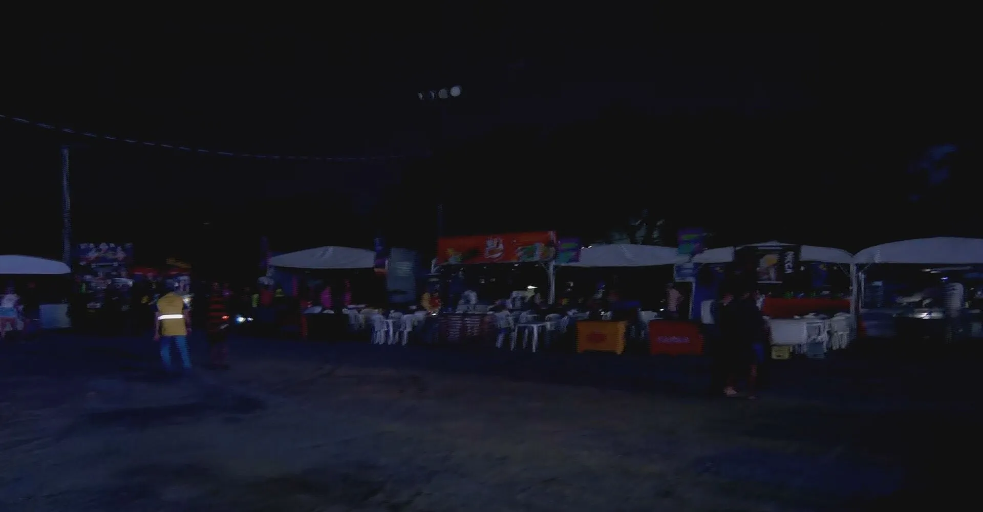 Falha de energia deixa público no escuro na Festa da Pitomba