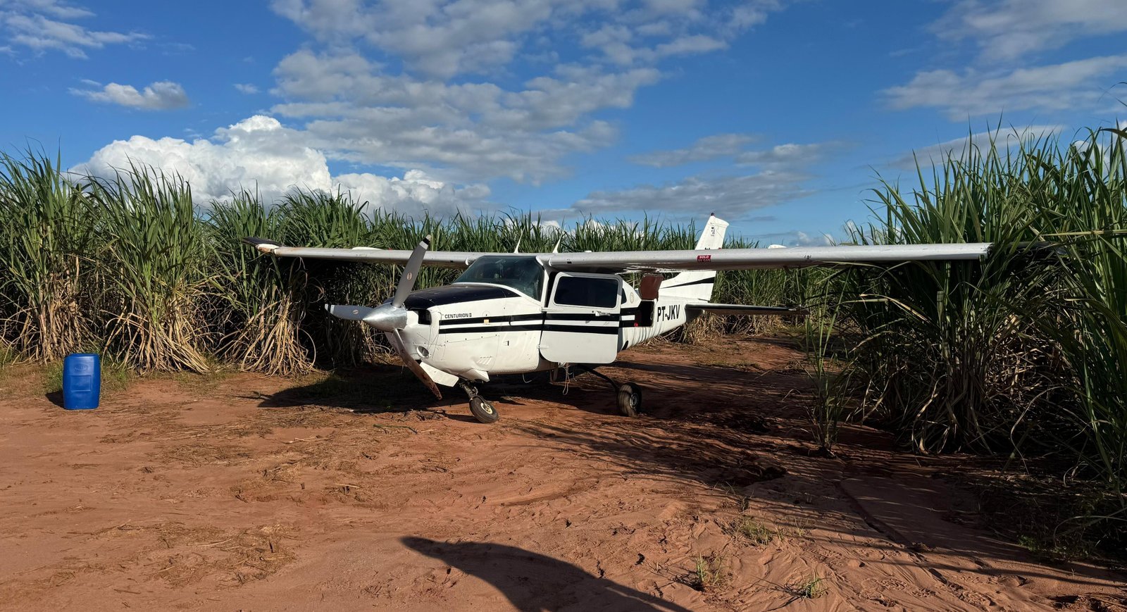 Avião é abandonado em fazenda, e polícia apura tráfico internacional | G1