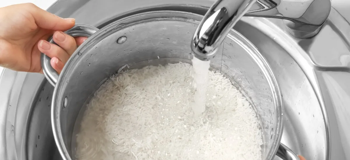 É preciso lavar o arroz? Descubra quando a prática ainda é recomendada
