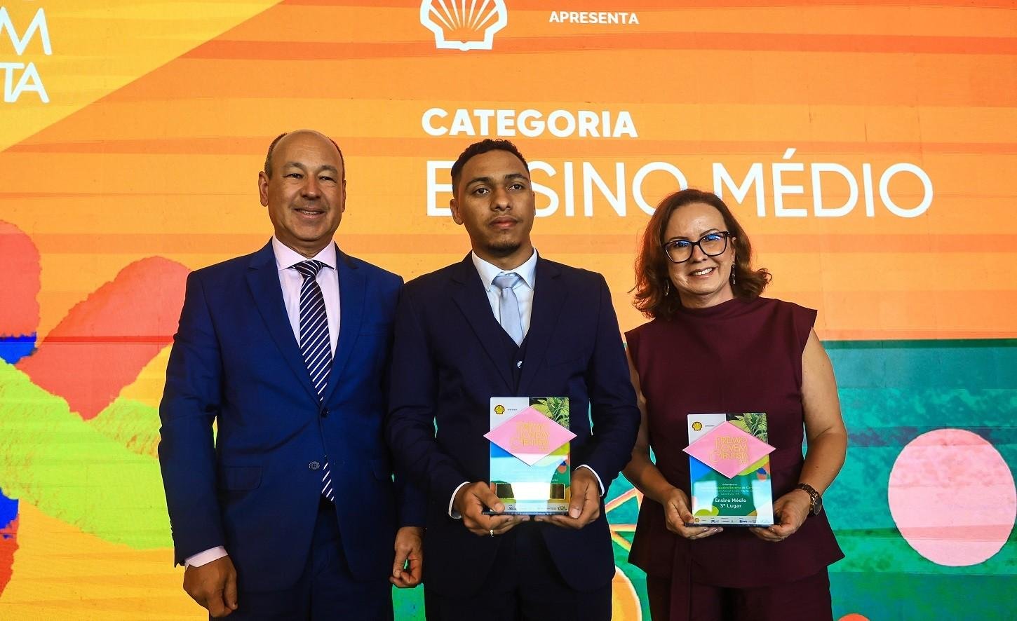 Girassóis crescem com tecnologia no projeto do 3º lugar do Prêmio Jovem Cientista do Ensino Médio