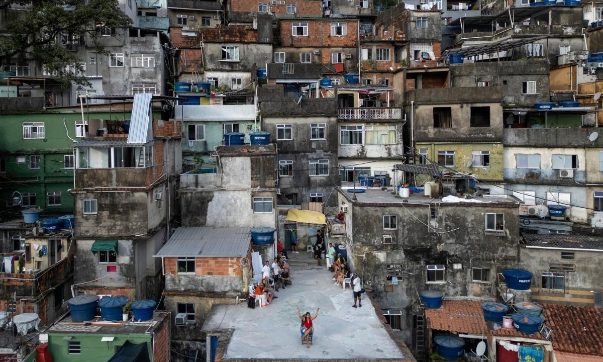 Atração turística ou romantização da pobreza? Vídeos virais com drones na Rocinha geram debate sobre visão 'exótica' das favelas