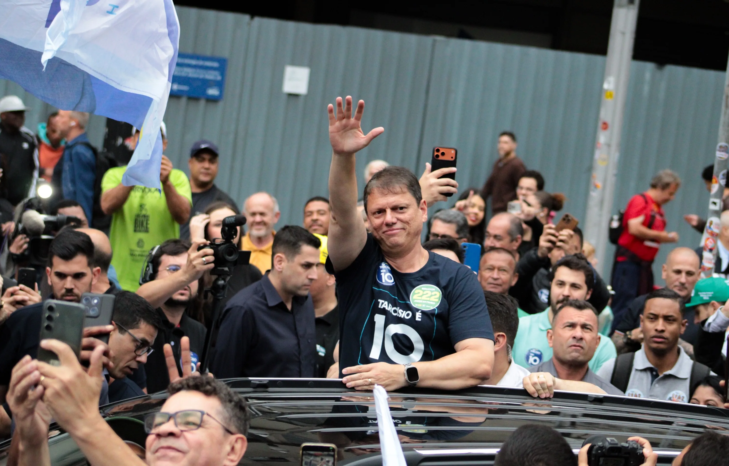 Tarcísio diz que apoiará Flávio Bolsonaro em eventual 2º turno presidencial e que poderá ajudá-lo 'até fora de SP'