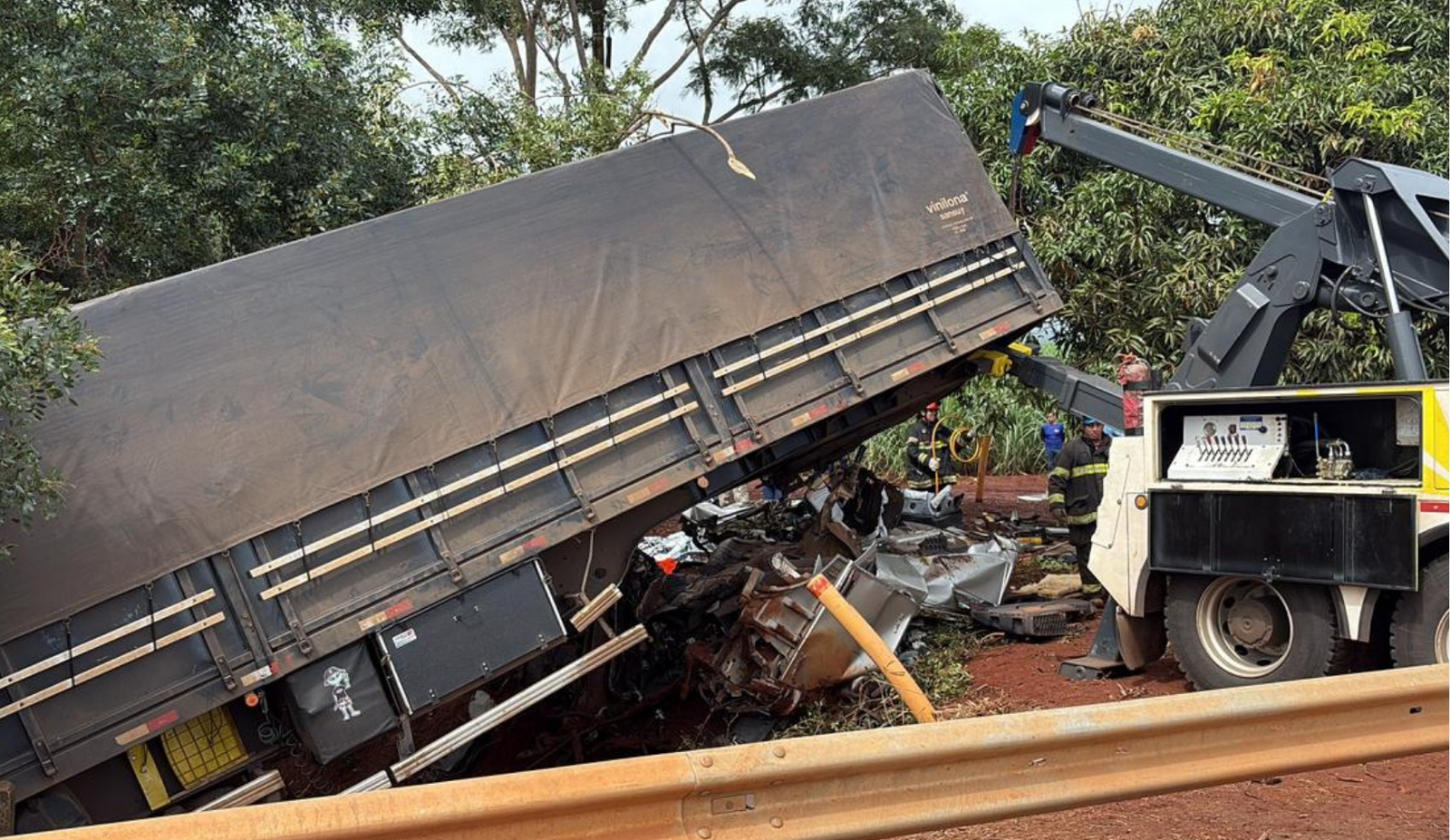 Motorista morre após carreta cair em barranco em Jaboticabal | G1
