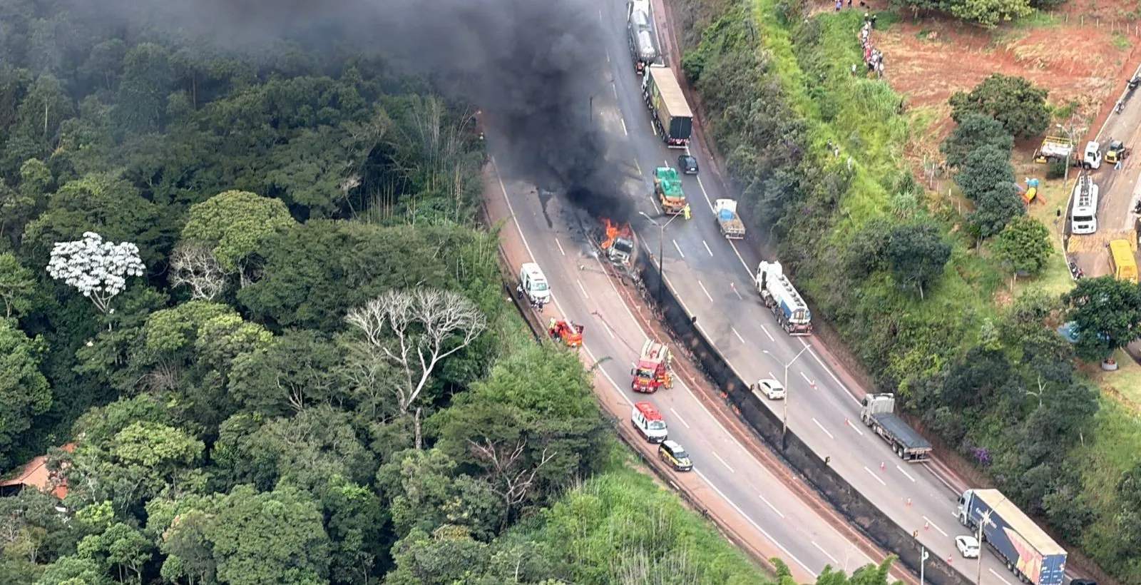 Carretas batem, pegam fogo e deixam um morto em Rio Manso | G1