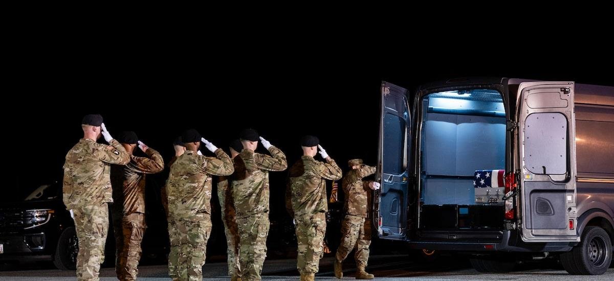 Pentágono diz que 140 militares dos EUA ficaram feridos na guerra com o Irã