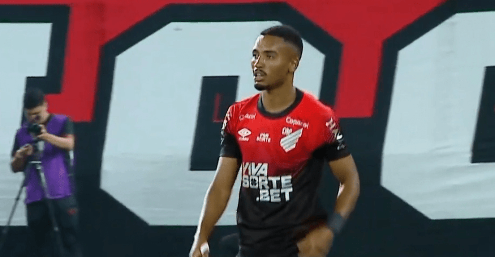 Athletico goleia Foz por 5 a 0 e fica perto da semi no Paranaense
