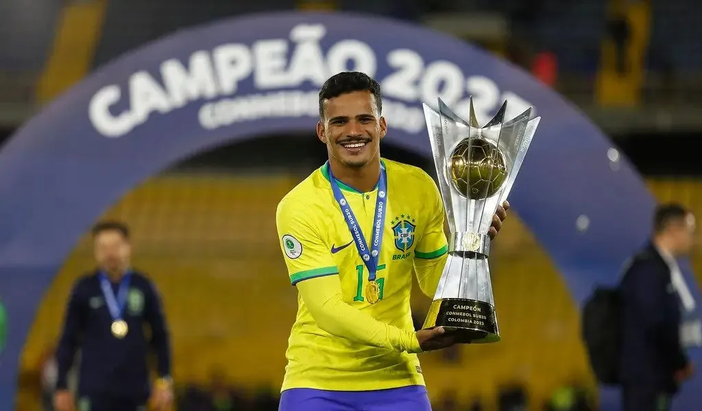 Alex Sandro é cortado, e Kaiki, do Cruzeiro, é convocado para a selelão brasileira