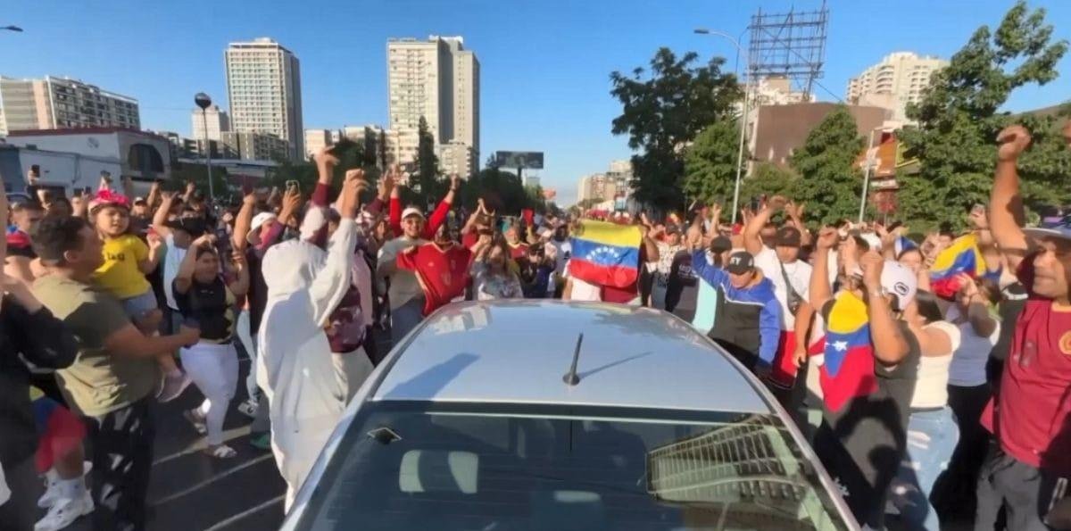 Venezuelanos no Chile comemoram queda de Maduro