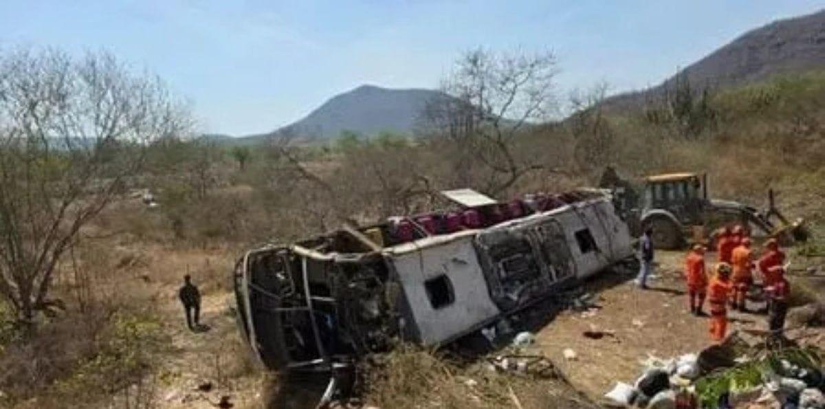 Ônibus envolvido em acidente que deixou 16 mortos era clandestino, diz ANTT