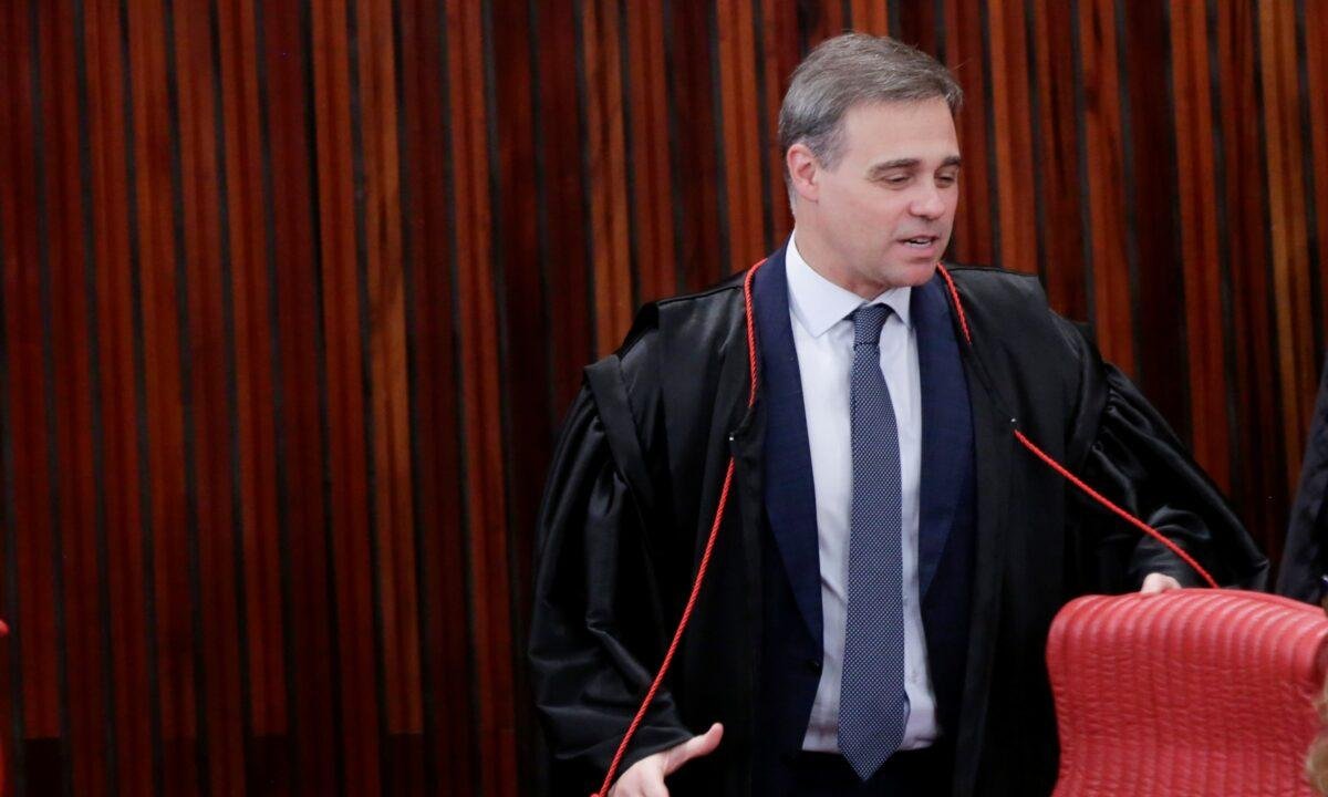 De terrivelmente evangélico a terrivelmente corporativista