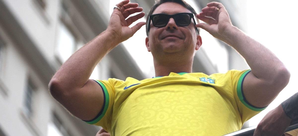 Flávio diz que Bolsonaro vai subir a rampa em 2027, repete bordão do pai e faz críticas a Lula