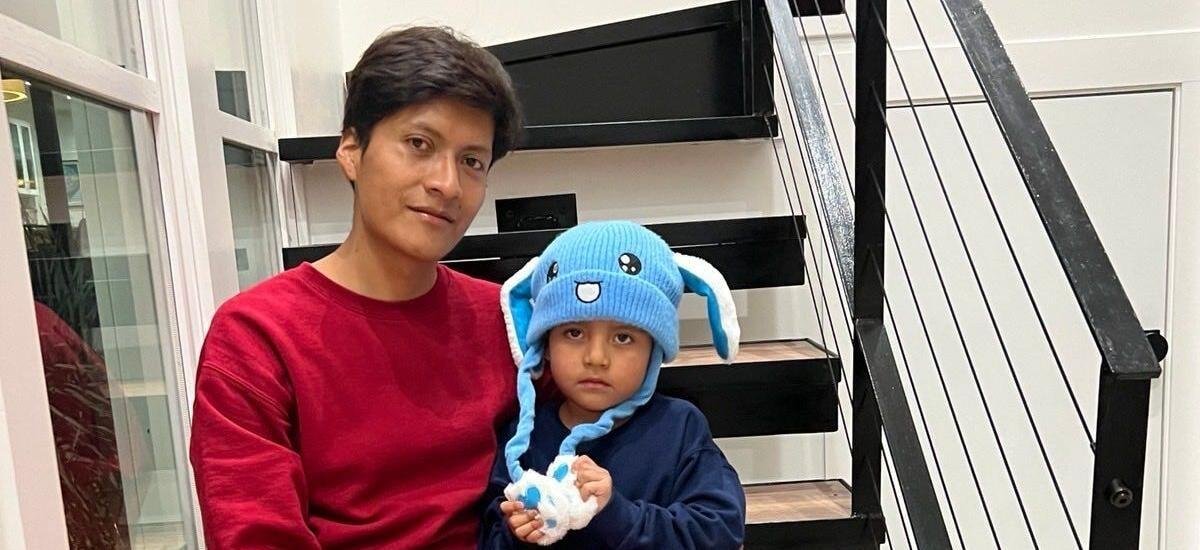 Menino de 5 anos e seu pai retornam a Minnesota após detenção por polícia de imigração de Trump