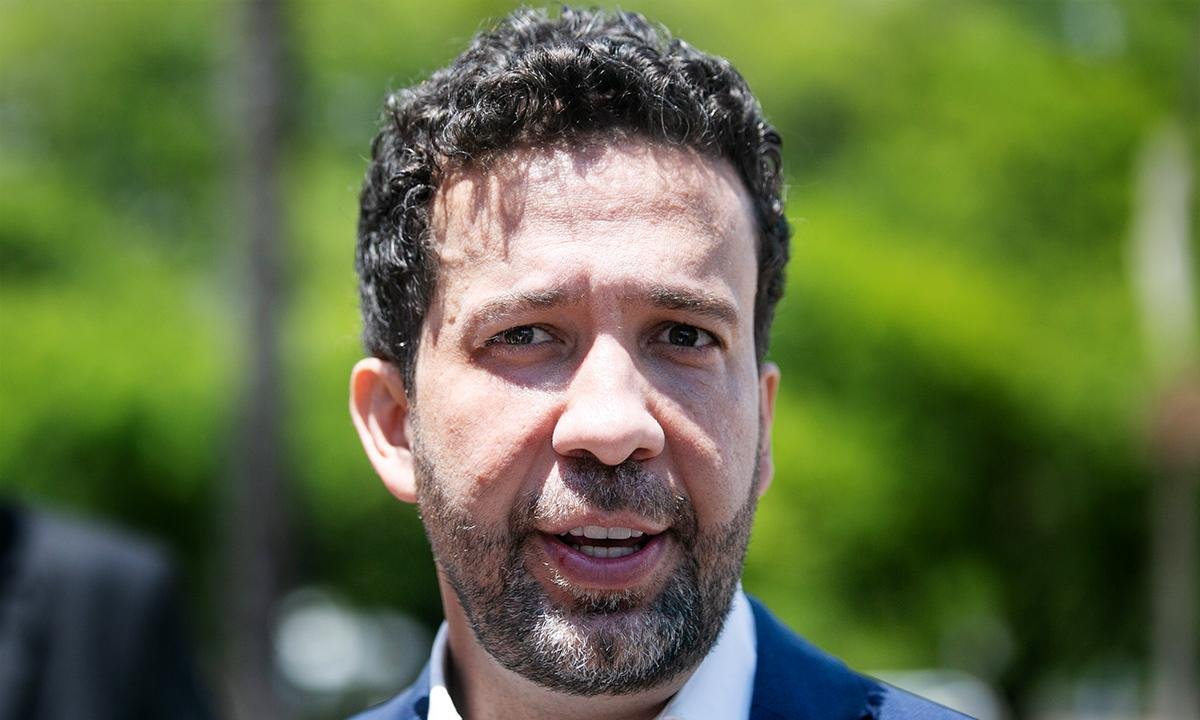 “Rachadinha” no crédito em 12x. Saiba quando Janones quita dívida