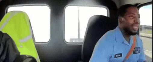 Avião colide com poste, que atinge caminhão, durante aterrissagem nos EUA; vídeo