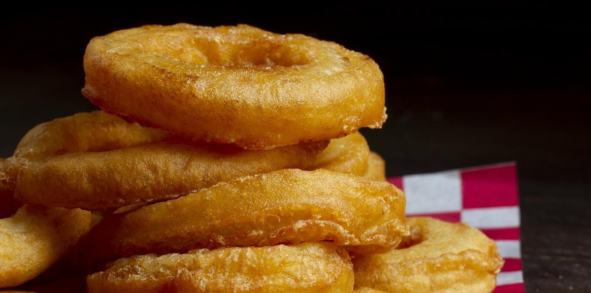 Anéis de cebola empanados na air fryer: veja receita digna de chef