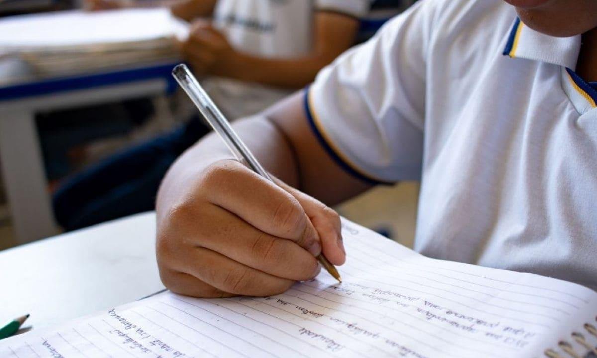 Número de alunos no ensino médio cai 5,4% em 2025