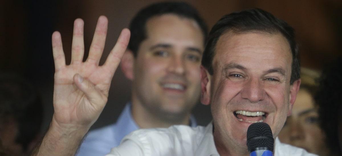 Paes posta vídeo em que pai de seu provável adversário ao governo o chama de ‘prefeito maravilhoso’