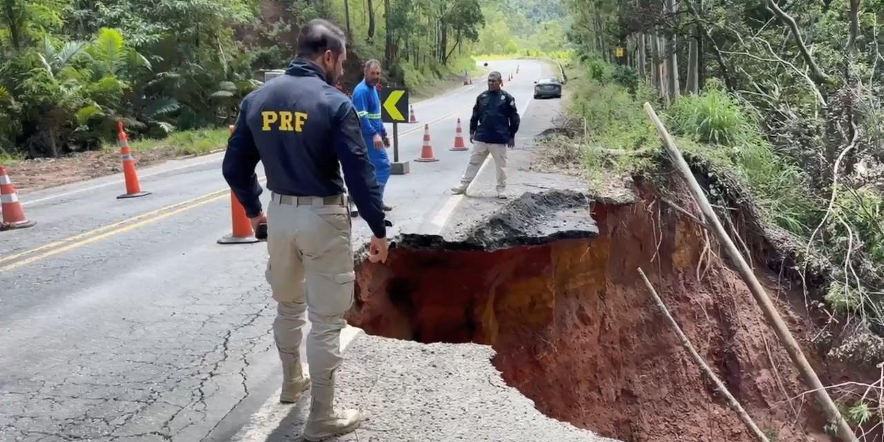Cratera é aberta por chuvas fortes às margens da BR-262 no ES | G1