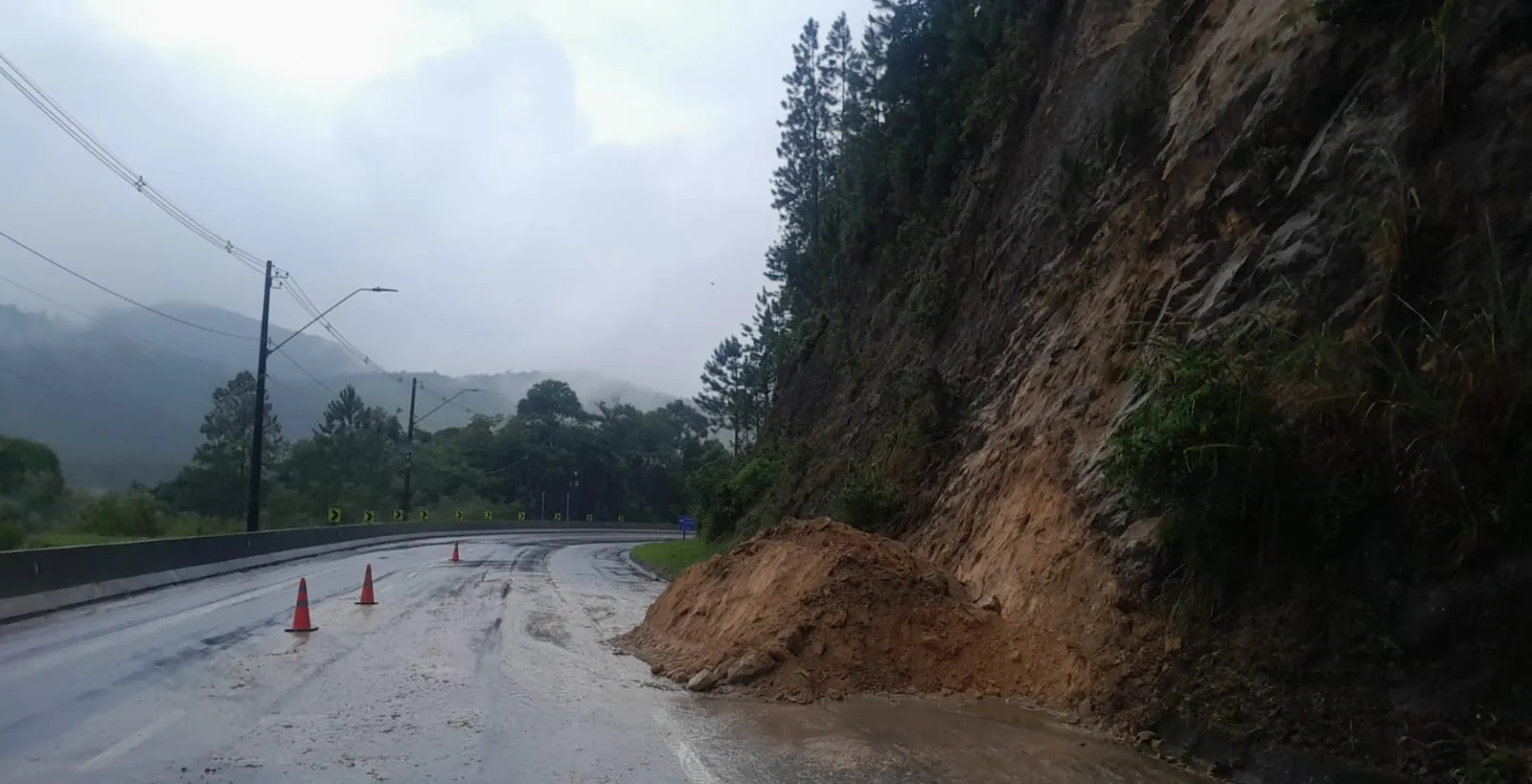 Rodovia dos Tamoios segue com bloqueio parcial após deslizamento | G1