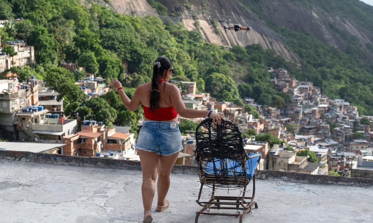 Vídeos de turistas com drone na Rocinha viralizam e geram debate | G1