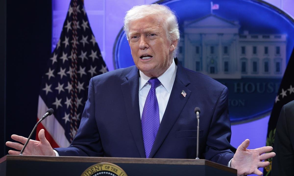 Trump diz que "não está feliz" com o Irã e aumenta pressão militar